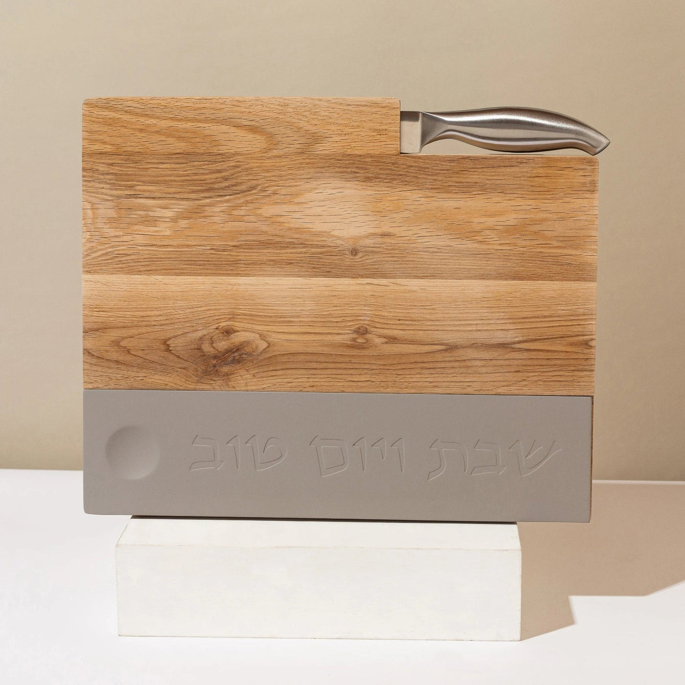 מגש חלה יוקרתי לשבת מעץ עם בטון טבעי וסכין לחלה – דגם Board & Blade (Copy)  אפור בהיר