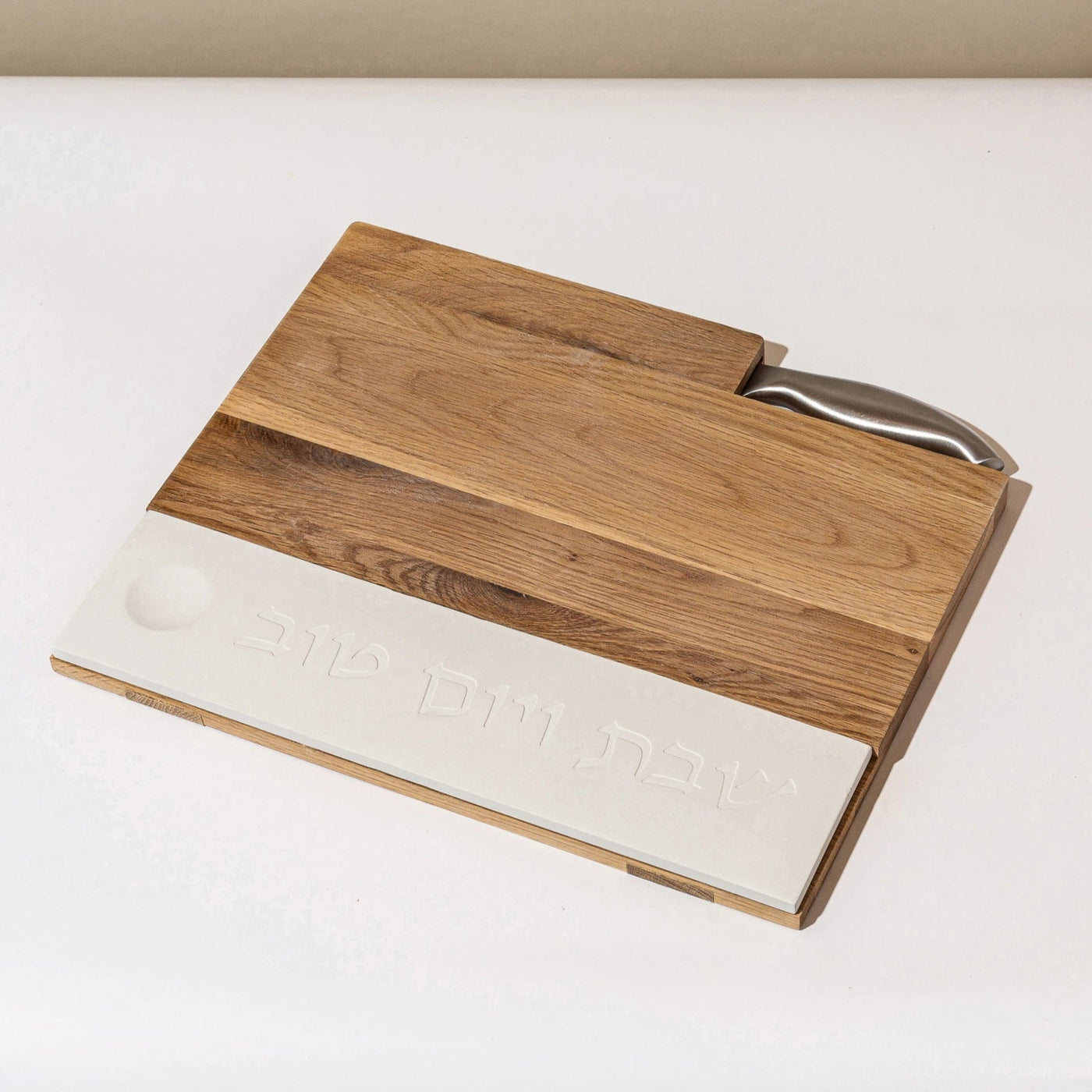 מגש חלה יוקרתי לשבת מעץ עם בטון טבעי וסכין לחלה – דגם Board & Blade (Copy) 