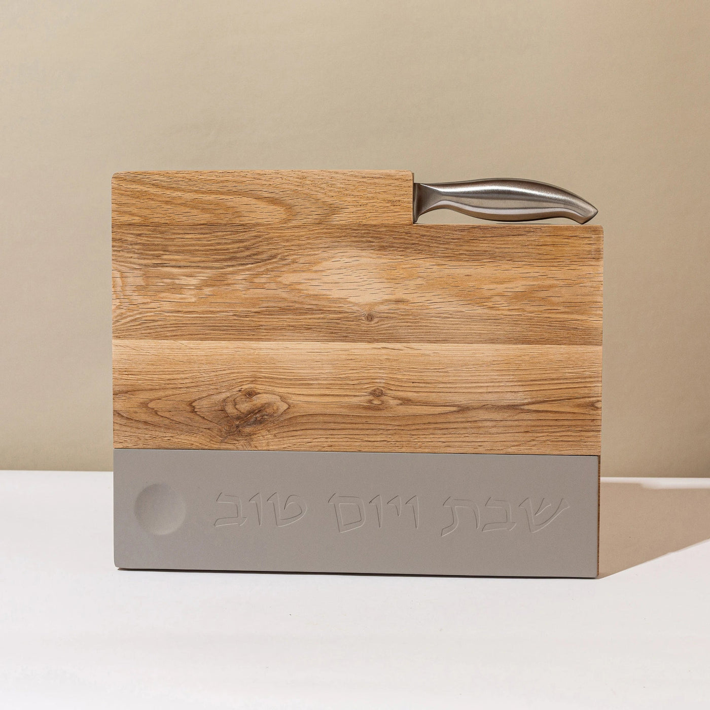 מגש חלה יוקרתי לשבת מעץ עם בטון טבעי וסכין לחלה – דגם Board & Blade (Copy) 