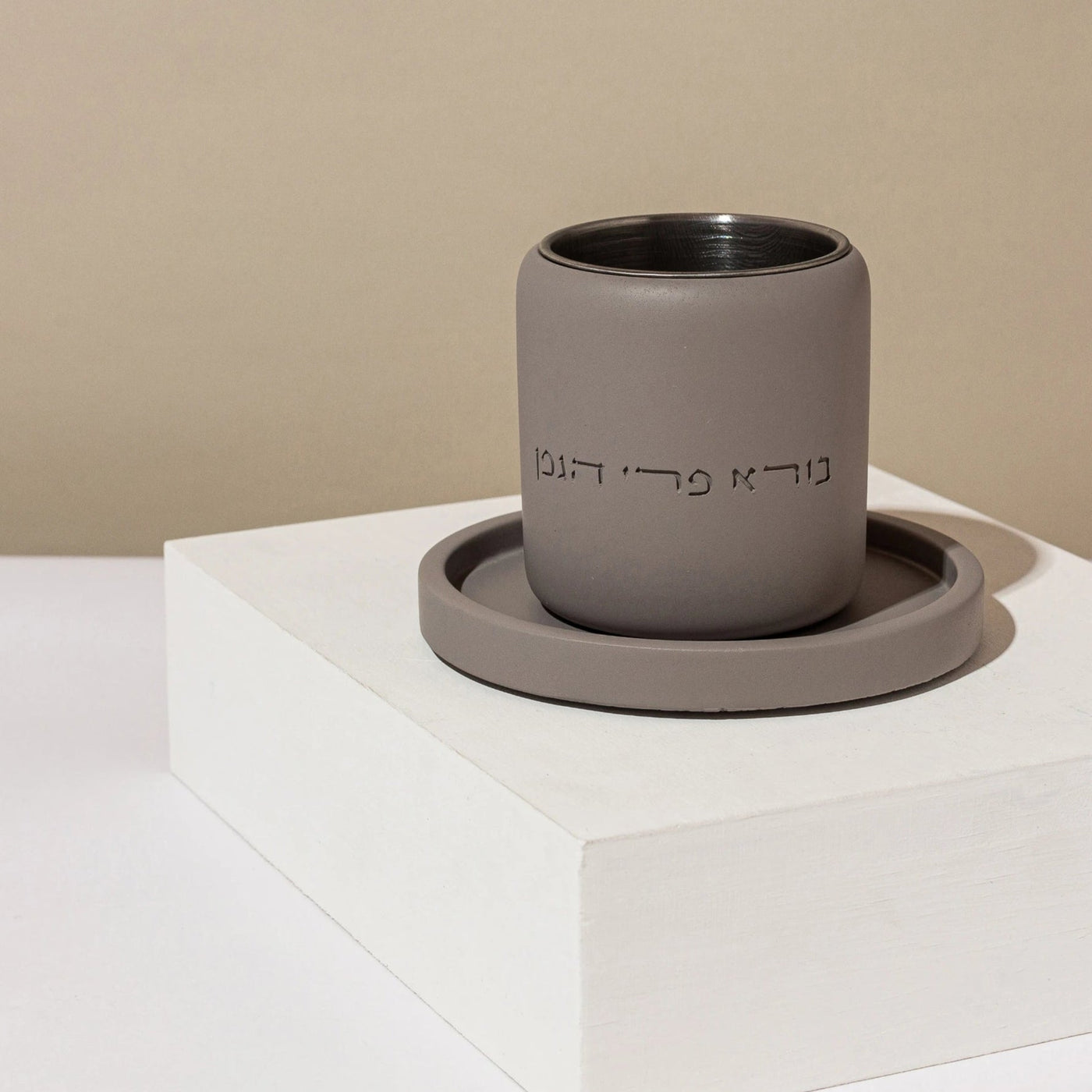 כוס קידוש יוקרתית מבטון טבעי - מודל Noble 