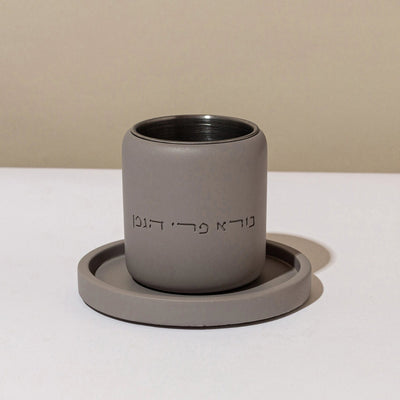 סט מתנה יוקרתי לשבת – זוג פמוטים גבוהים עם ברכת הבית וכוס קידוש מעוצבת Blessed Light 