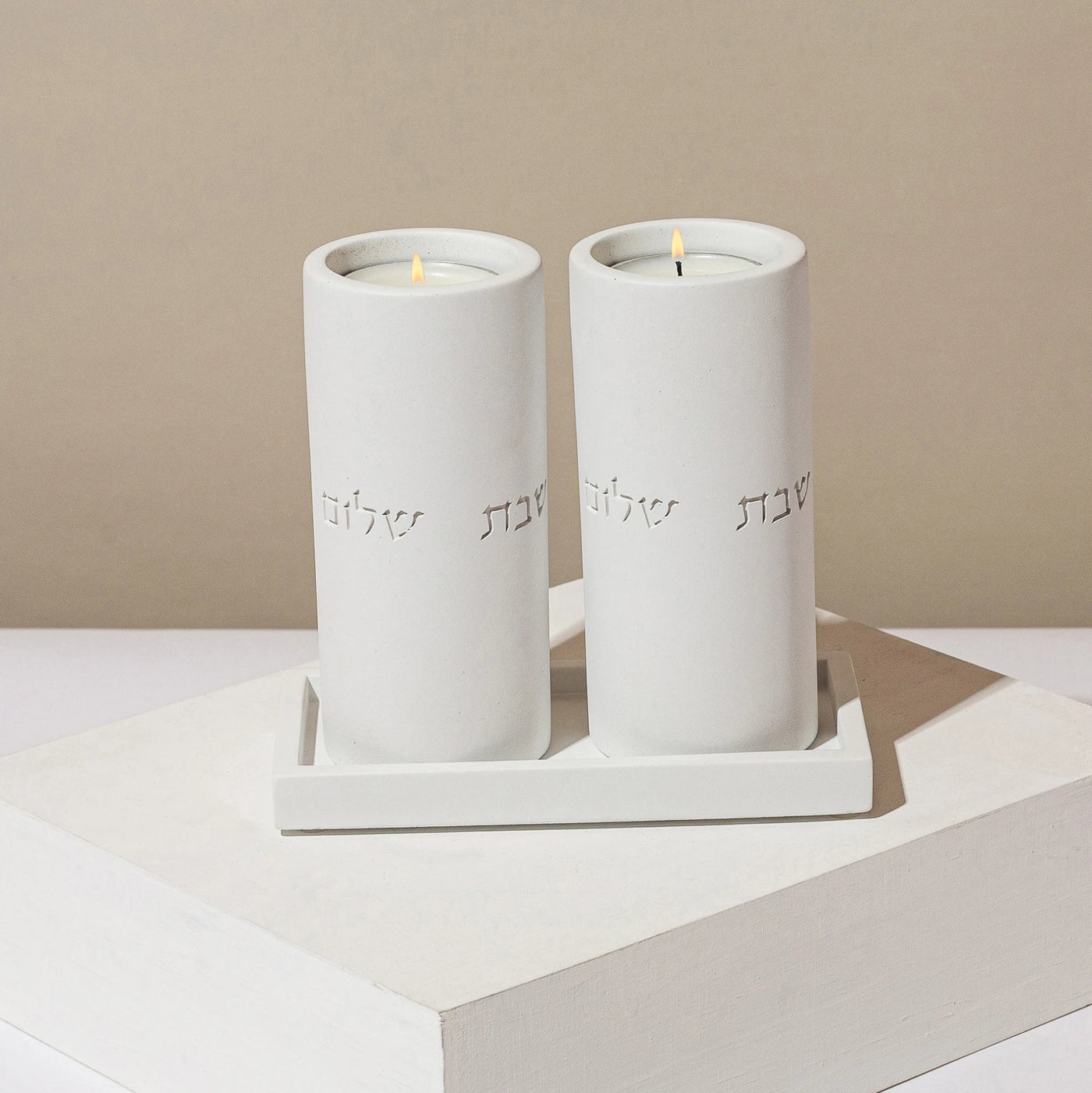 סט פמוטים לשבת עם מגש בטון מעוצב וברכת הדלקת נרות חרוטה מבטון - דגם Shabbat Loft (Copy)  סט קלאסי (זוג פמוטים + מגש) / לבן