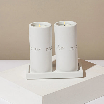 סט פמוטים לשבת עם מגש בטון מעוצב וברכת הדלקת נרות חרוטה מבטון - דגם Shabbat Loft (Copy)  סט קלאסי (זוג פמוטים + מגש) / לבן