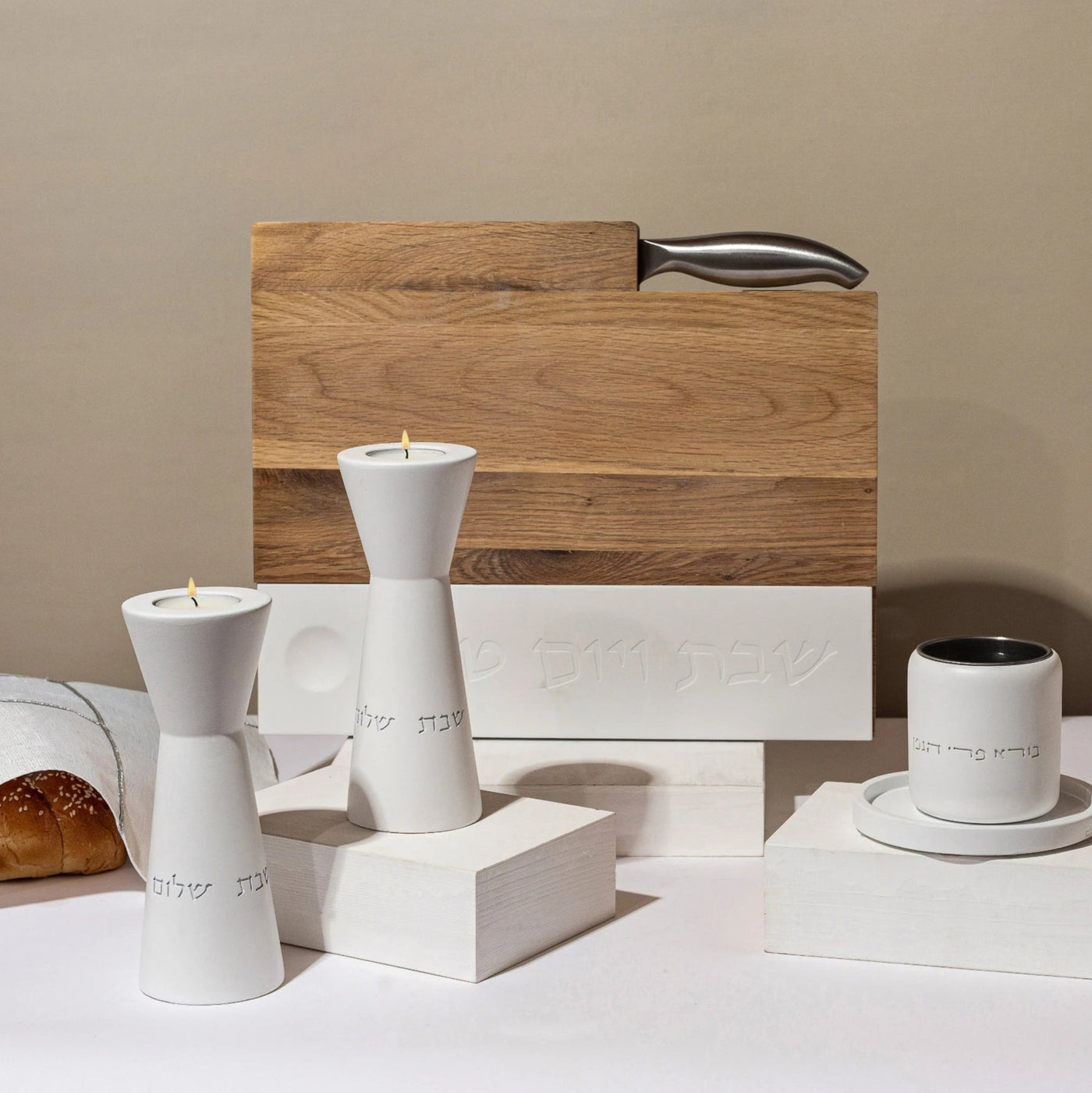 מגש חלה יוקרתי לשבת מעץ עם בטון טבעי וסכין לחלה – דגם Board & Blade (Copy) 