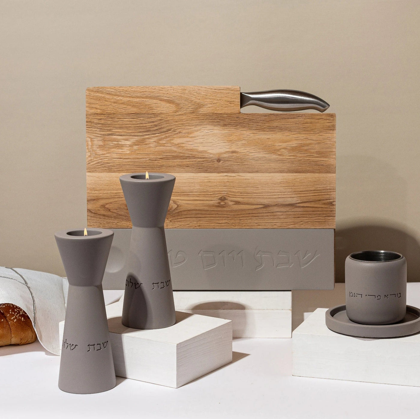 מגש חלה יוקרתי לשבת מעץ עם בטון טבעי וסכין לחלה – דגם Board & Blade (Copy) 