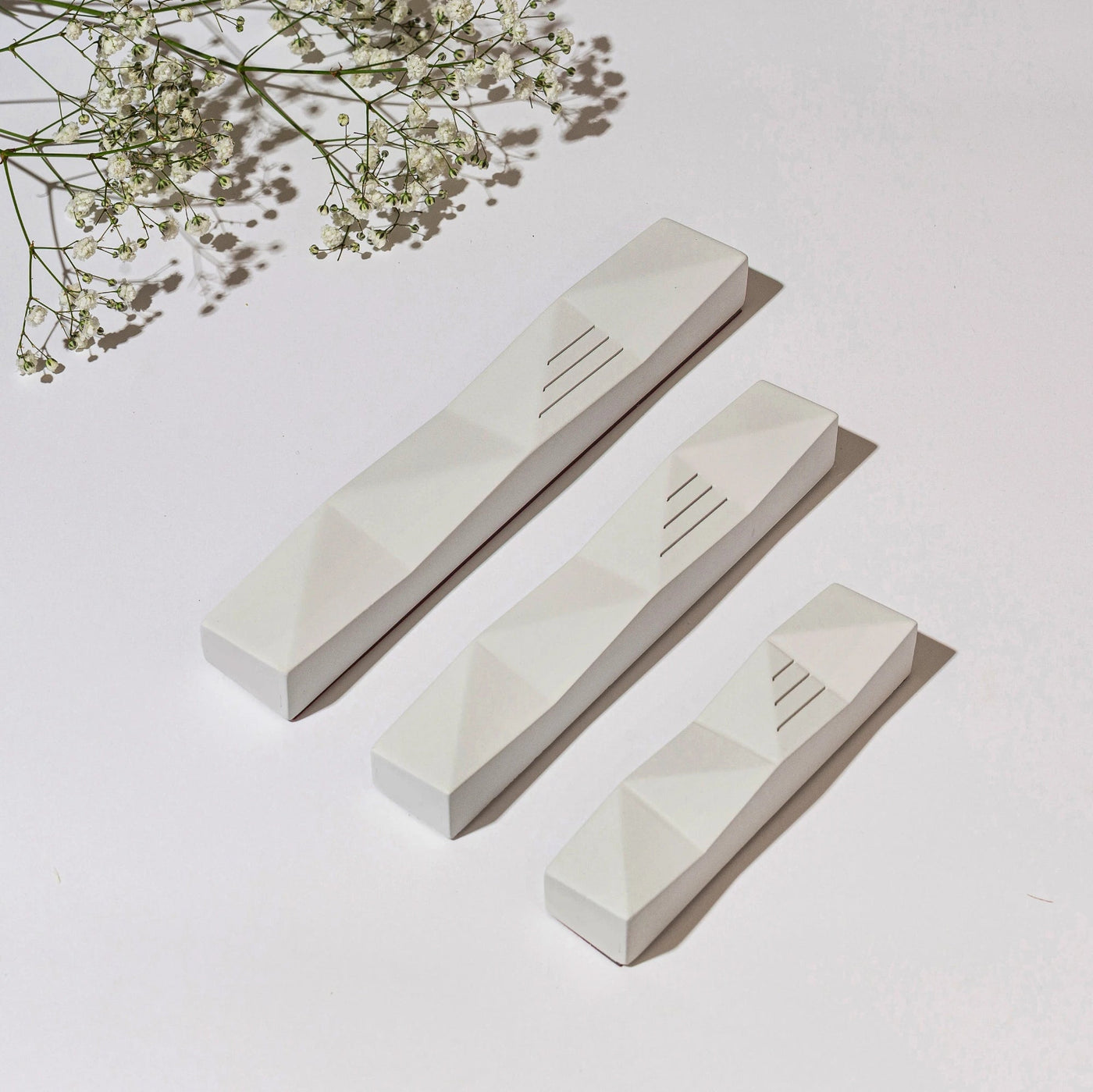 מזוזה מינימליסטית לדלת כניסה ולחדרים עם חריטת ש מודרנית – דגם Wave  מידה XL - אורך 18 ס"מ (מתאים לקלף 15 ס"מ) / לבן