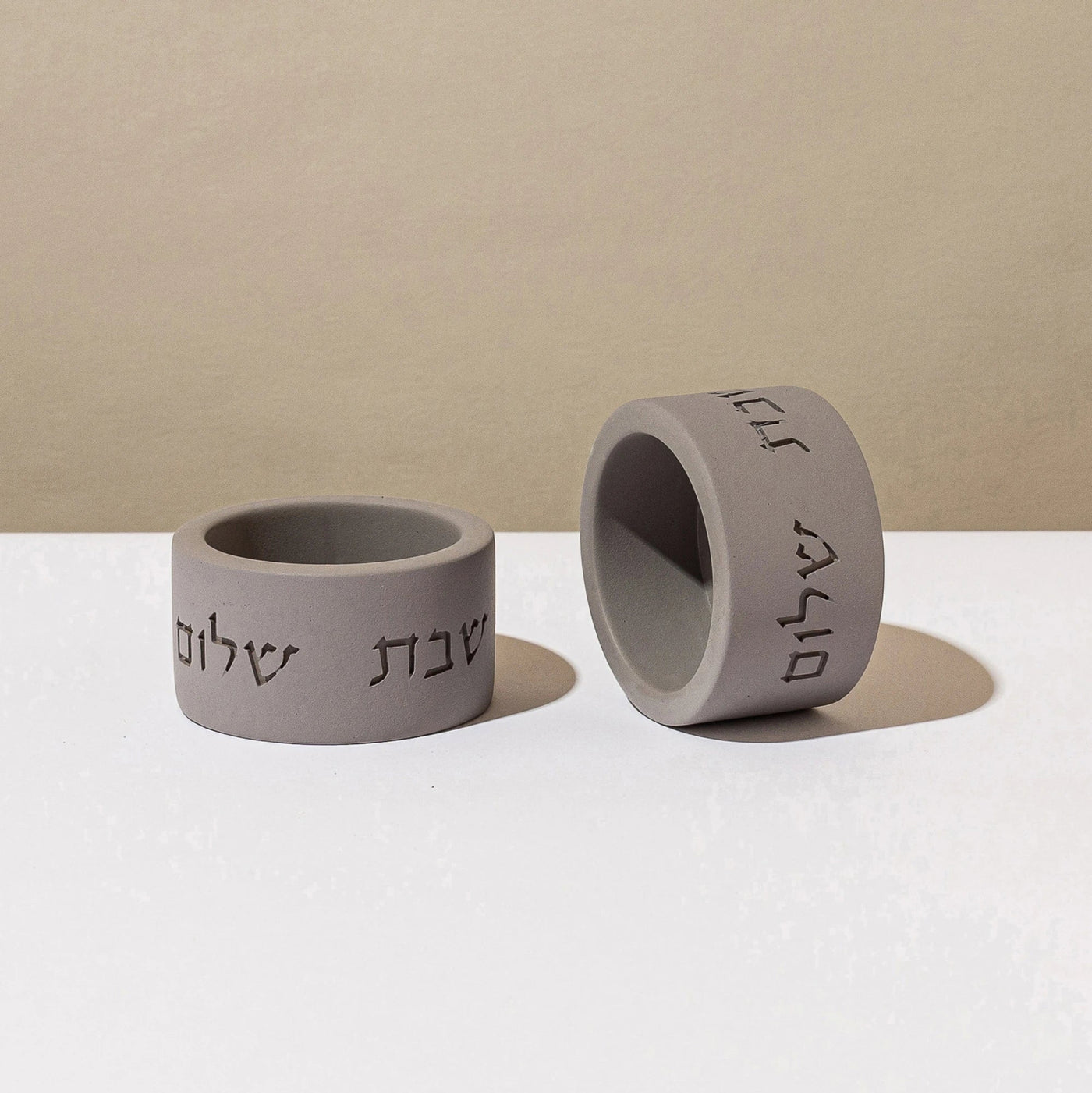 זוג פמוטים לשבת מבטון נקי בגוונים קלאסיים - דגם Concrete Flow (Copy)  נמוך / אפור