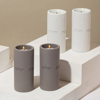 סט פמוטים לשבת עם מגש בטון מעוצב וברכת הדלקת נרות חרוטה מבטון - דגם Shabbat Loft (Copy) 