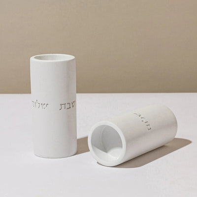 סט פמוטים לשבת עם מגש בטון מעוצב וברכת הדלקת נרות חרוטה מבטון - דגם Shabbat Loft (Copy) 