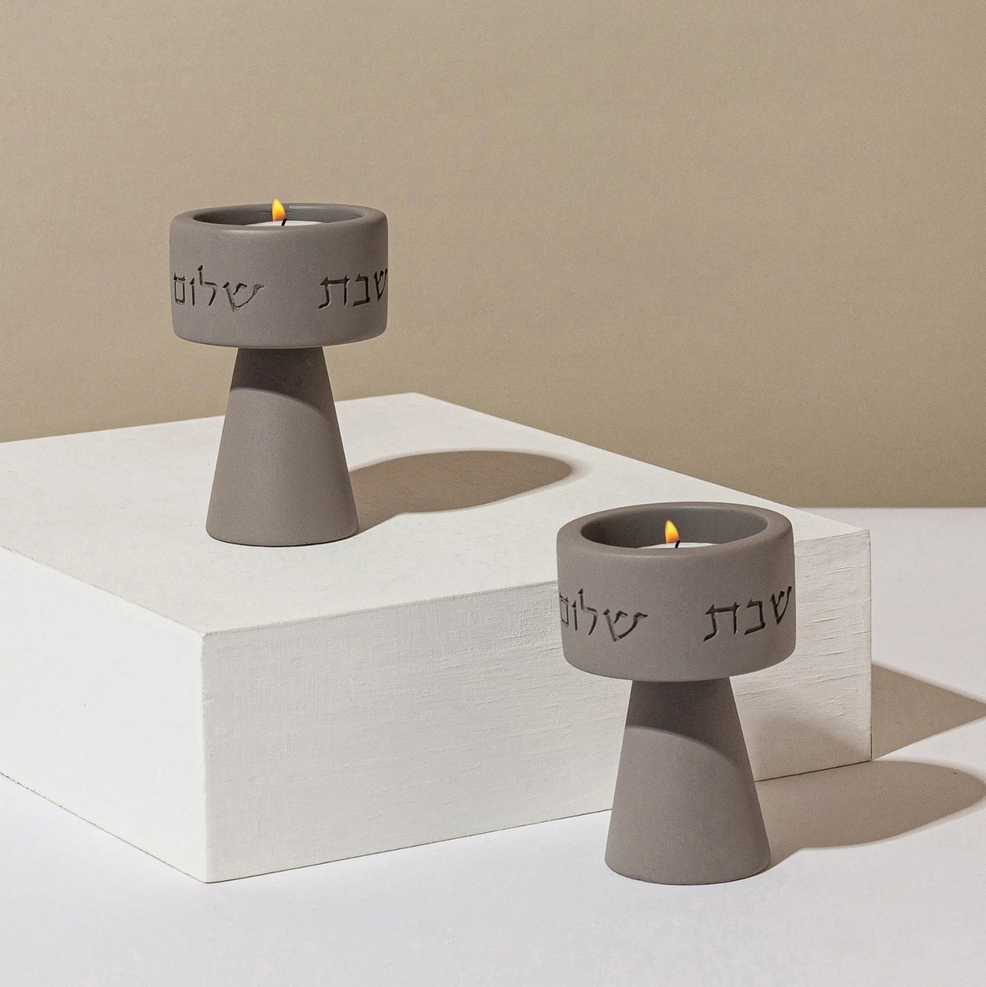 סט מתנה יוקרתי לשבת – זוג פמוטים גבוהים עם ברכת הבית וכוס קידוש מעוצבת Blessed Light 