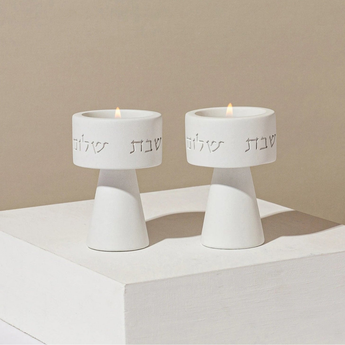 סט קלאסי של פמוטי שבת ומגש בטון מעוצב- דגם City Lights (Copy) 