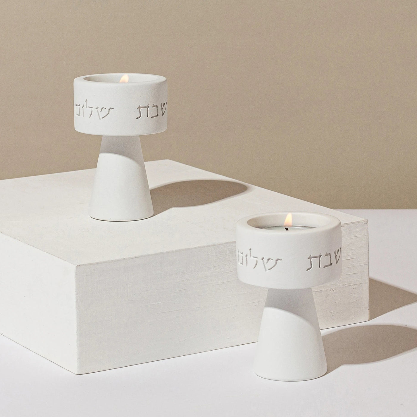 סט שולחן שבת יוקרתי – פמוטים מודרניים, כוס קידוש מבטון טבעי, מגש חלה מעץ אלון וכיסוי חלה - דגם Shabbat Harmony 