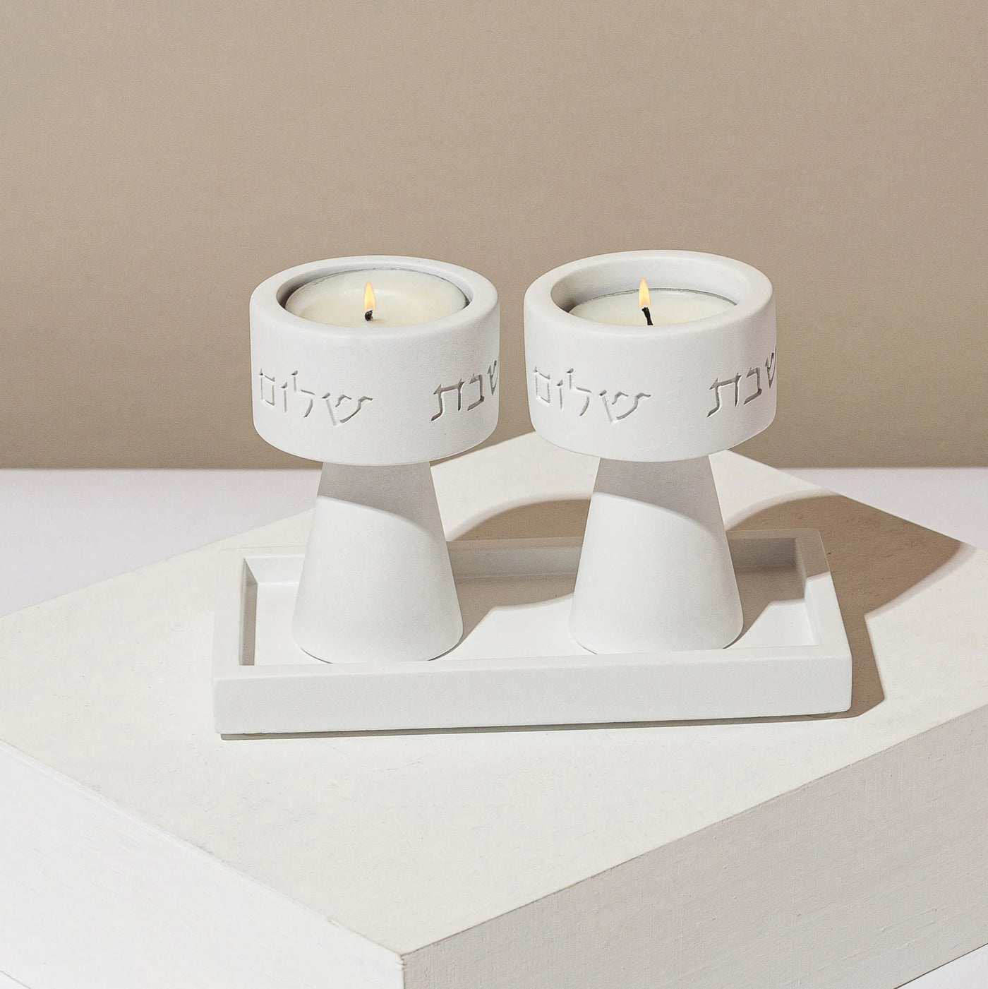 סט קלאסי של פמוטי שבת ומגש בטון מעוצב- דגם City Lights (Copy)  לבן