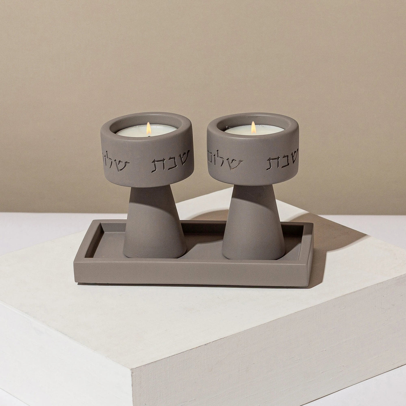 סט קלאסי של פמוטי שבת ומגש בטון מעוצב- דגם City Lights (Copy)  אפור