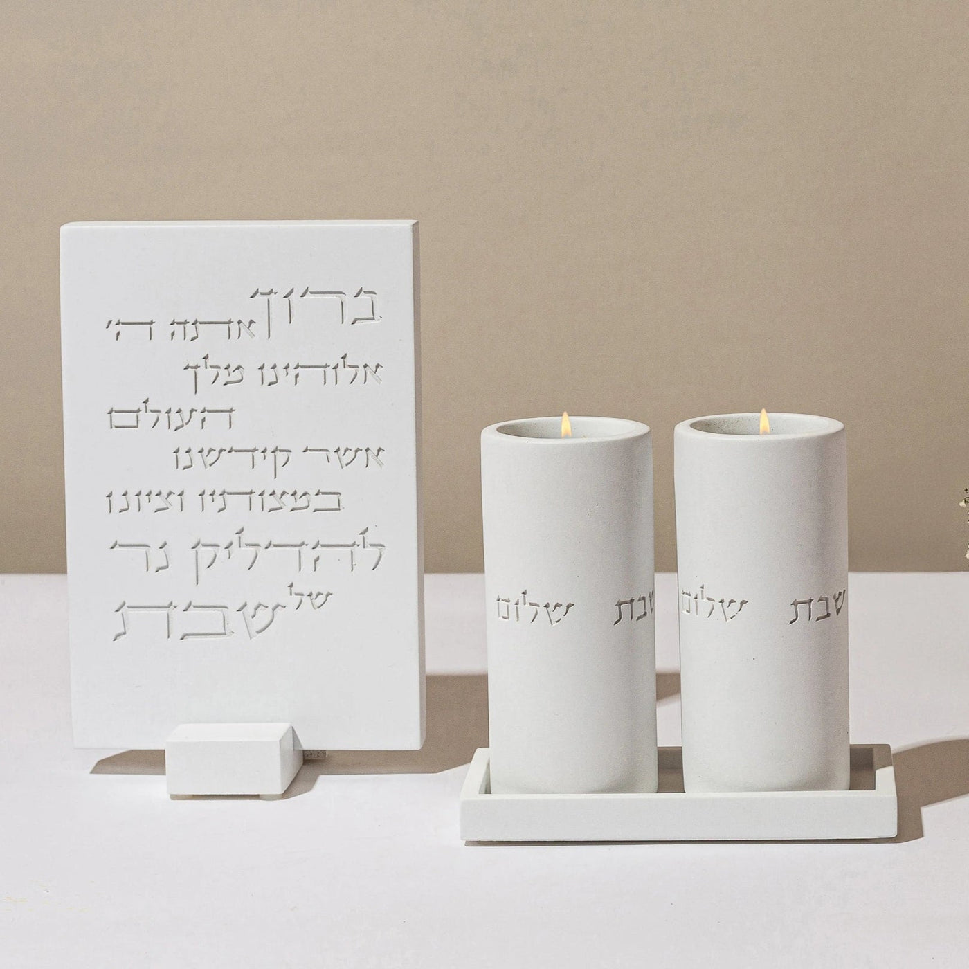 סט פמוטים לשבת עם מגש בטון מעוצב וברכת הדלקת נרות חרוטה מבטון - דגם Shabbat Loft (Copy)  סט מלא ויוקרתי / לבן