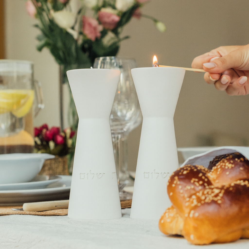 פמוטים אלגנטיים ויוקרתיים לשבת עם חריטה – דגם Aura (Copy)  לבן