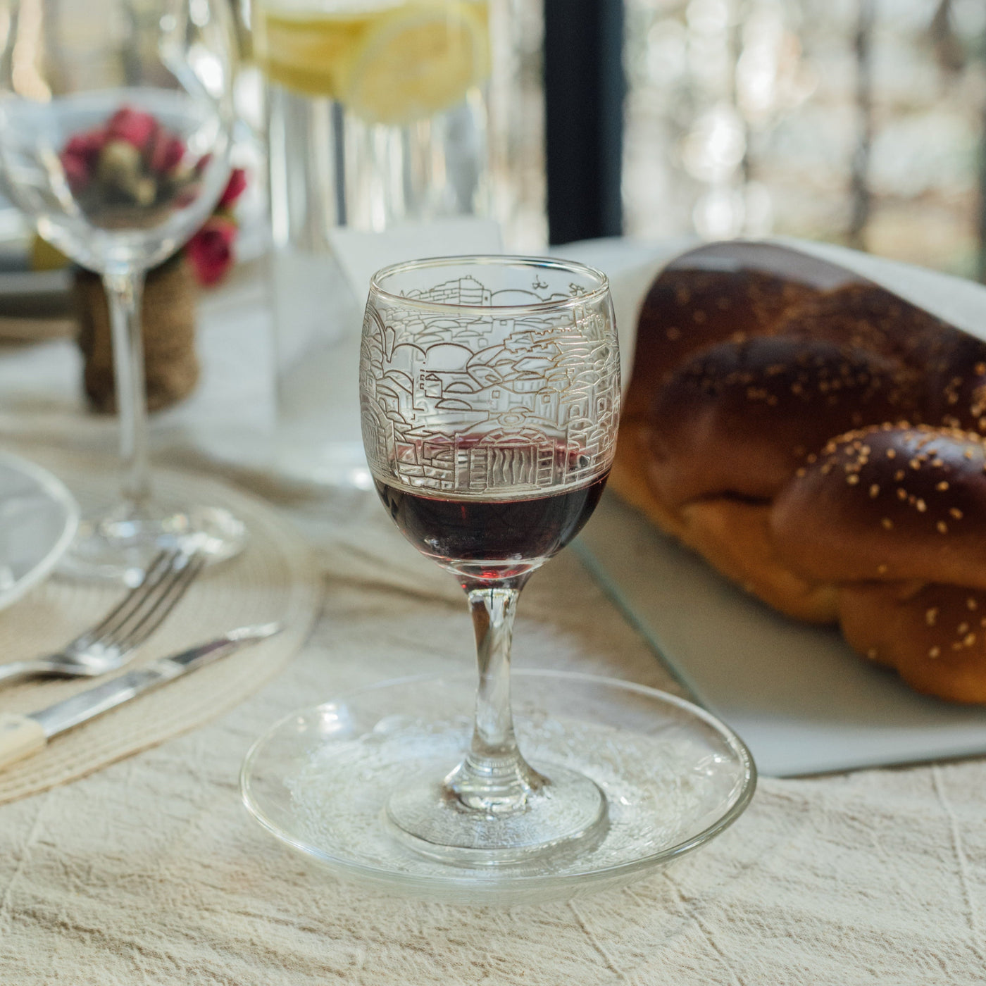 כוס קידוש יוקרתית מזכוכית עם צריבת כסף על רקע ירושלים - מודל Glass & Silver 