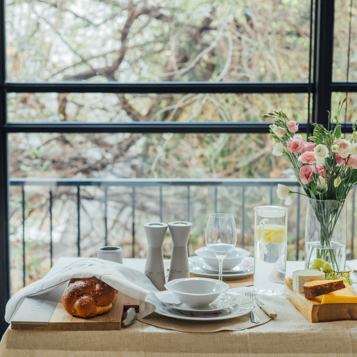 סט מתנה מעוצב לשבת – פמוטים אלגנטיים, כוס קידוש מבטון טבעי, מגש חלה מעץ אלון וכיסוי חלה - דגם Shabbat Harmony 