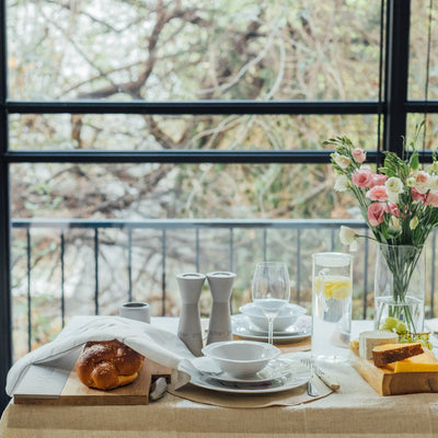 סט מתנה מעוצב לשבת – פמוטים אלגנטיים, כוס קידוש מבטון טבעי, מגש חלה מעץ אלון וכיסוי חלה - דגם Shabbat Harmony 