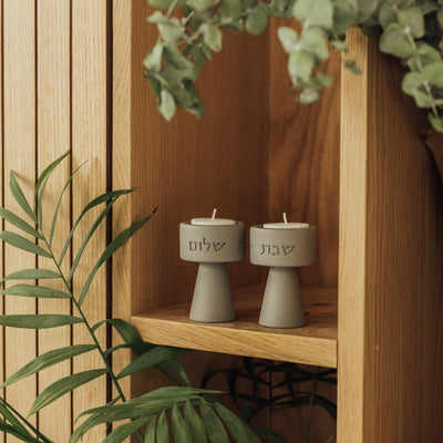 סט מתנה יוקרתי לשבת – זוג פמוטים גבוהים עם ברכת הבית וכוס קידוש מעוצבת Blessed Light 