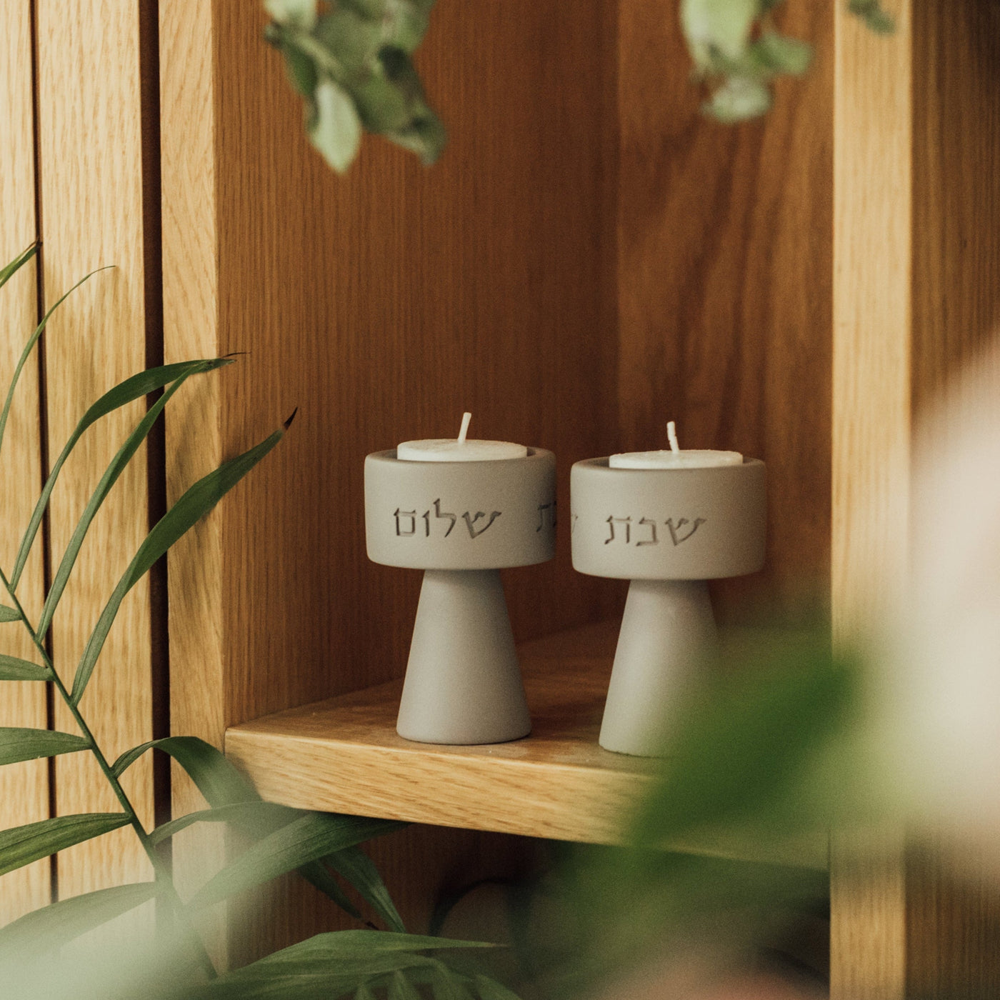 סט מתנה יוקרתי לשבת – זוג פמוטים גבוהים עם ברכת הבית וכוס קידוש מעוצבת Blessed Light 