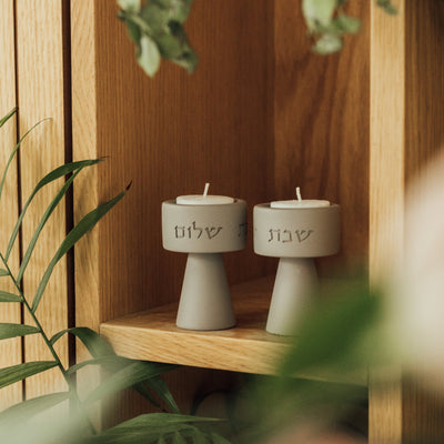 סט מתנה יוקרתי לשבת – זוג פמוטים גבוהים עם ברכת הבית וכוס קידוש מעוצבת Blessed Light 