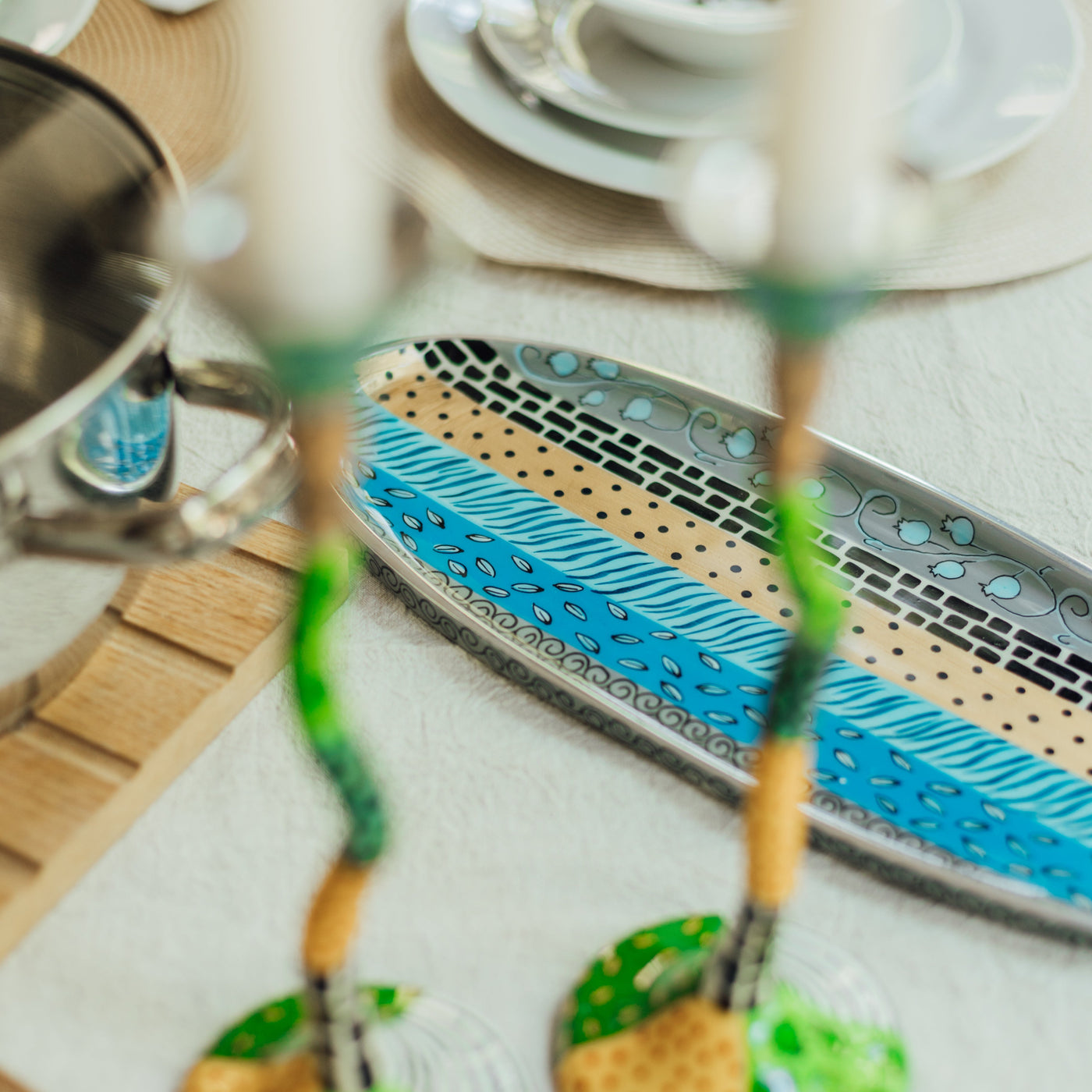 מגש הגשה בעיצוב פסים צבעוני – בעבודת יד ייחודית מאלומיניום יצוק – דגם Ovela 