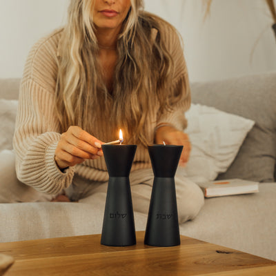 פמוטים מעוצבים לשבת ולחג בגוונים טבעיים – דגם Aura 