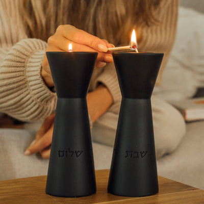 פמוטים אלגנטיים ויוקרתיים לשבת עם חריטה – דגם Aura 