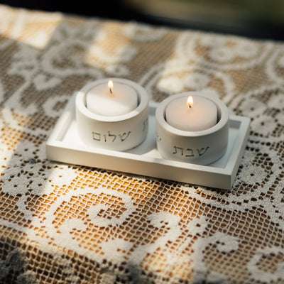 סט פמוטים מעוצבים לשבת על מגש בטון מודרני עם ברכת הדלקת נרות - דגם Urban Blessings 