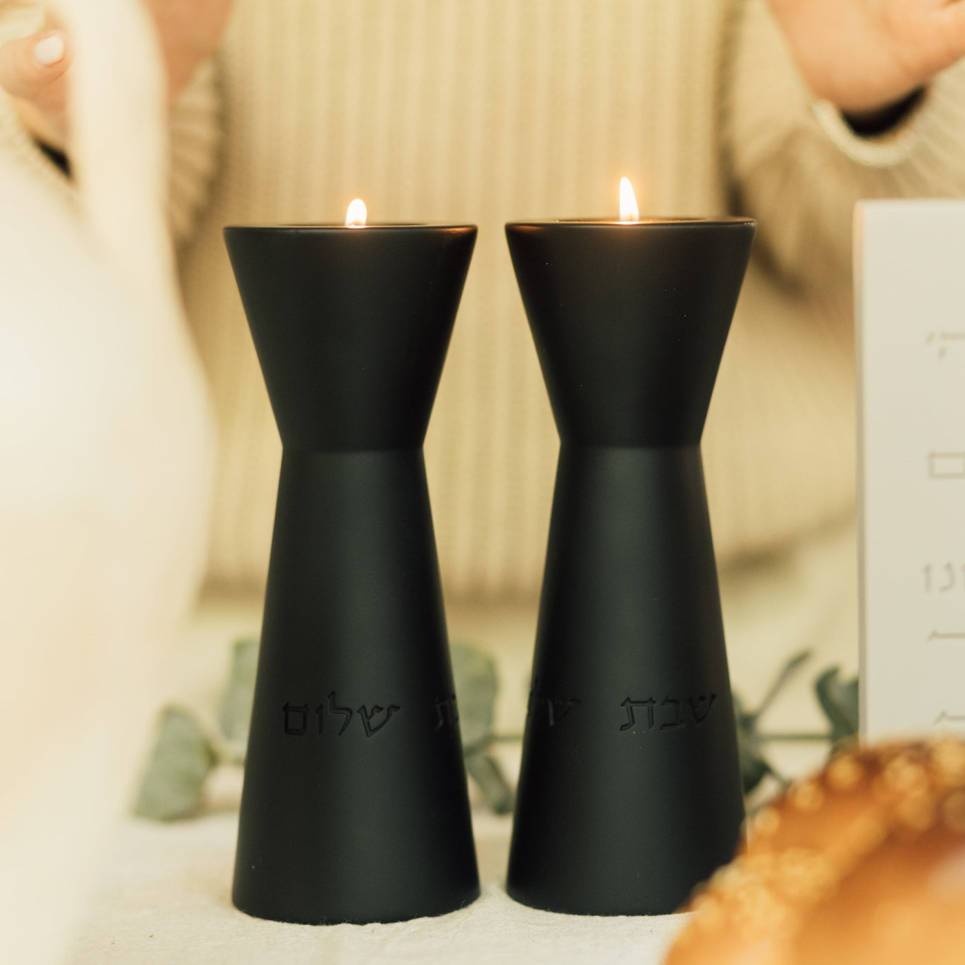 פמוטים אלגנטיים ויוקרתיים לשבת עם חריטה – דגם Aura (Copy)  שחור