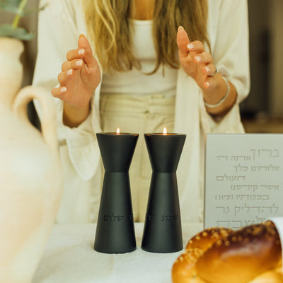 פמוטים מעוצבים לשבת ולחג בגוונים טבעיים – דגם Aura 