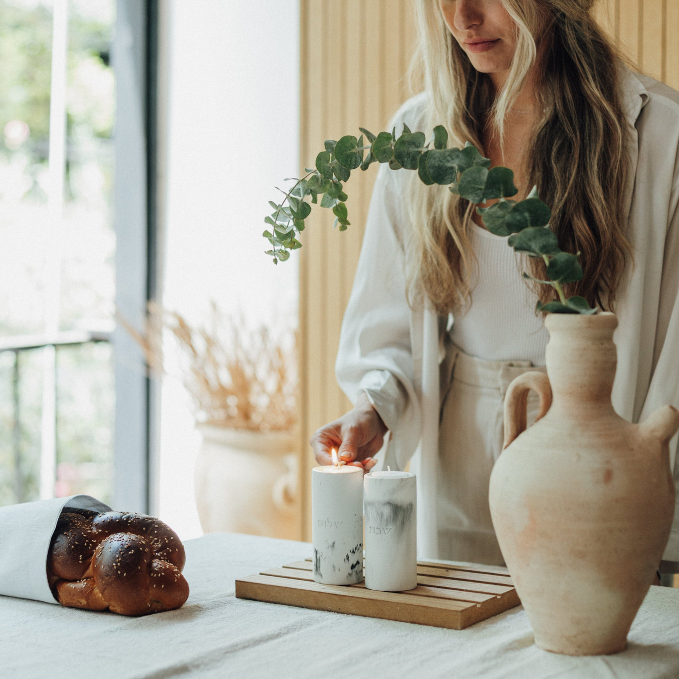 זוג פמוטים לשבת מבטון נקי בגוונים קלאסיים - דגם Concrete Flow 