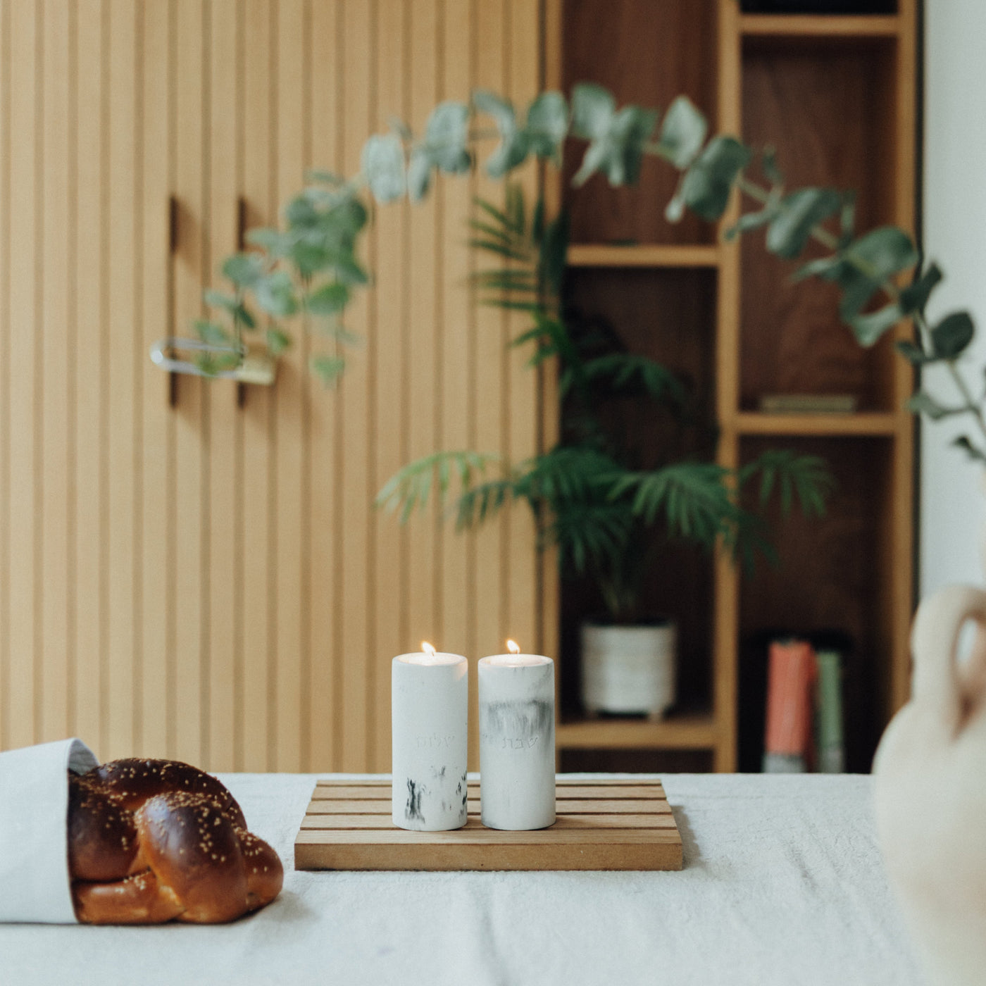 זוג פמוטים לשבת מבטון נקי בגוונים קלאסיים - דגם Concrete Flow 