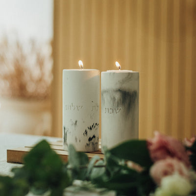 זוג פמוטים לשבת מבטון נקי בגוונים קלאסיים - דגם Concrete Flow (Copy)  גבוה / שיש קרם