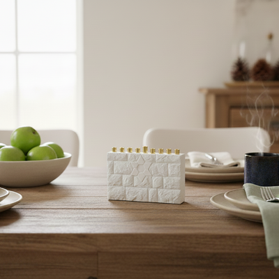 חנוכיית בטון לבנה, מינימליסטית ומלאת נוכחות – דגם COTEL 