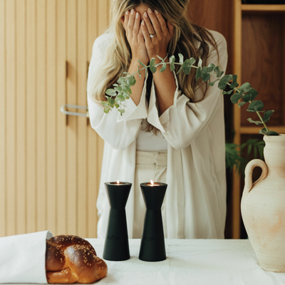 פמוטים מעוצבים לשבת ולחג בגוונים טבעיים – דגם Aura 