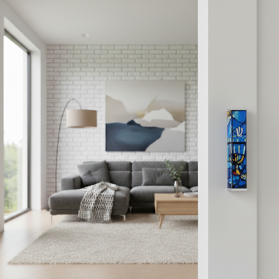 מזוזה מיוחדת בעיצוב אומנותי על רקע חלונות שאגאל בצבעים מרשימים 