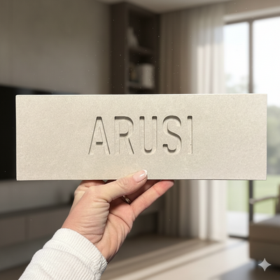 שלט כניסה בעיצוב אישי מבטון נקי בצבע בז עם חריטה - דגם Sandy 