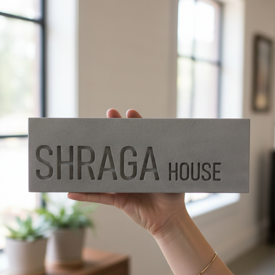 שלט מעוצב לבית עם שמות מבטון בצבע אפור כהה עם חריטה - דגם Concrete Chic 