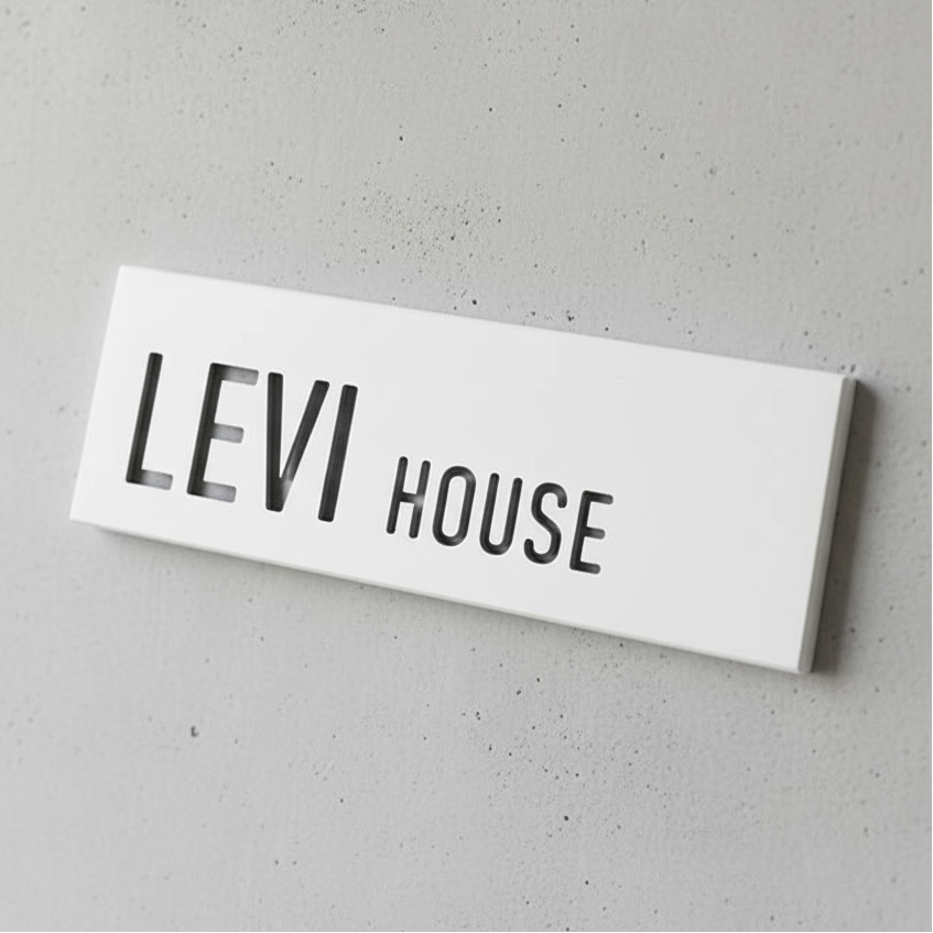 שלט בעיצוב אישי לדלת עם שמות לחריטה מבטון בצבע לבן נקי - דגם Snow 