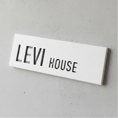 שלט בעיצוב אישי לדלת עם שמות לחריטה מבטון בצבע לבן נקי - דגם Snow 