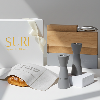 סט מתנה מעוצב לשבת – פמוטים אלגנטיים, כוס קידוש מבטון טבעי, מגש חלה מעץ אלון וכיסוי חלה - דגם Shabbat Harmony 