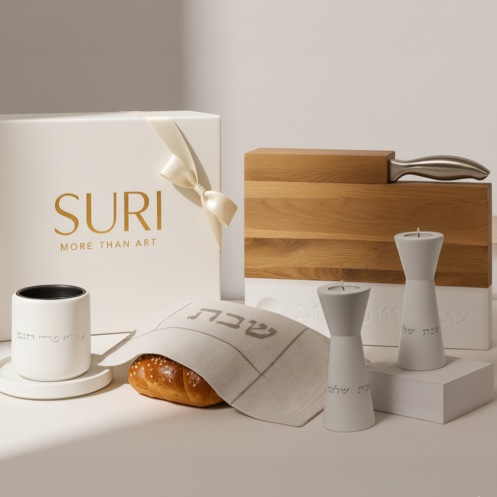 סט מתנה מעוצב לשבת – פמוטים אלגנטיים, כוס קידוש מבטון טבעי, מגש חלה מעץ אלון וכיסוי חלה - דגם Shabbat Harmony 