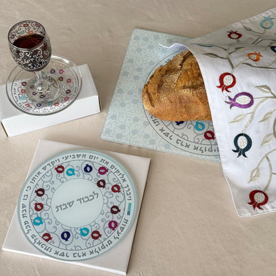 מגש חלה מזכוכית עם עיטור רימונים – דגם Pomegranate Chic 