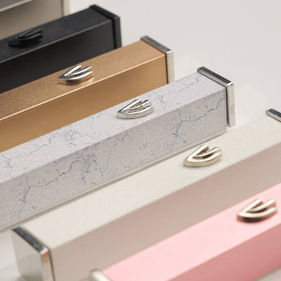 מזוזה בצבע שחור מט בעיצוב מודרני ומינימליסטי עם קווים נקיים דגם Candy 