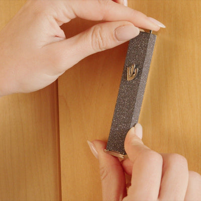 מזוזה בצבע שחור מט בעיצוב מודרני ומינימליסטי עם קווים נקיים דגם Candy 