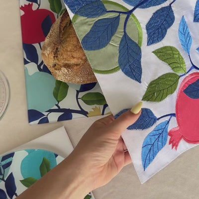 כיסוי חלה צבעוני בעיצוב מודרני של רימונים – Pomegranate Bloom